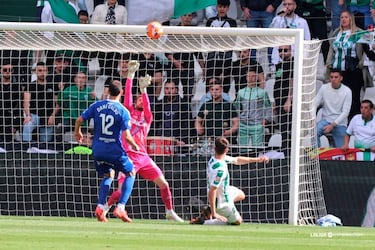 Si el Oviedo sacó un punto de su visita a El Arcángel, fue por la gran actuación de Escandell bajo palos. El meta del equipo carbayón tiró de reflejos para desbaratar cuatro ocasiones claras de gol. Su segundo partido consecutivo sin encajar.