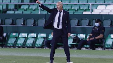 Zidane da instrucciones a sus jugadores en el encuentro ante el Betis.