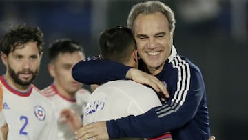 Soccer Football - World Cup - South American Qualifiers - Paraguay v Chile - Defensores del Chaco, Asuncion, Paraguay - November 11, 2021 Chile coach Martin Lasarte celebrates with players after the match REUTERS/Cesar Olmedo