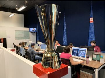 El trofeo de la Copa Oro visitó la redacción de AS México