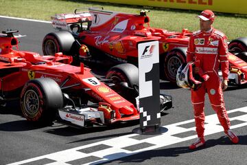 Vettel, junto con su vehículo, en la clasificación del GP de Hungría. 