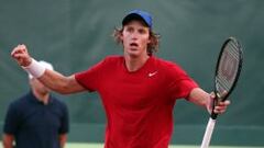 Nicolás Jarry sufre en el final pero deja la serie casi lista