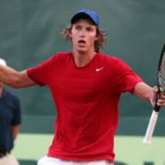 Nicolás Jarry sufre en el final pero deja la serie casi lista