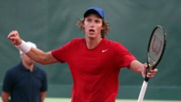 Nicolás Jarry derrotó en cuatro sets a Juan Pablo Varillas.