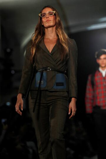 La nadadora Ona Carbonell, luce una de las creaciones de la firma Antonio Miró, durante su desfile en la segunda jornada de la pasarela de moda 080 Barcelona Fashion. 