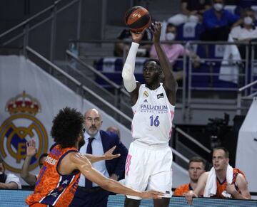 Usman Garuba lanza un triple con una muy buena mecánica.