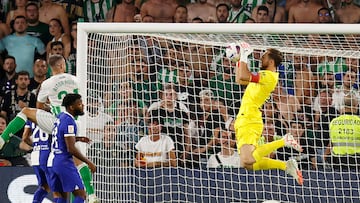 Jan Oblak atrapa el bal¨®n contra el Betis.