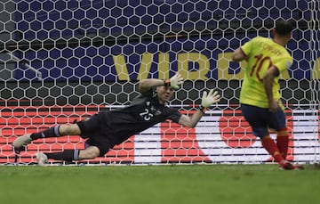 El encuentro terminó 1-1 tras los noventa minutos. Lautaro Martínez y Luis Díaz anotaron y la clasificación se definió desde los once pasos. Los de Scaloni se impusieron 3-2 y ahora jugarán la final ante Brasil. 