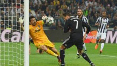 BUFFON, SU VÍCTIMA. Cristiano puso su cabeza de oro para firmar el 0-1 en Turín, en la ida de las semifinales de la Champions.