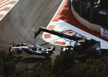 La grúa llevándose el coche de Nyck de Vries tras romper en la curva seis.