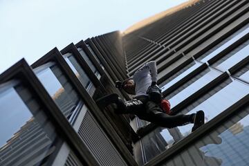 El escalador urbano francés Alain Robert, también conocido como "Spider-Man", sube a Heron Tower, 110 Bishopsgate, en el centro de Londres, la torre más alta de la ciudad de Londres.