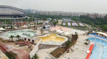 El skatepark m¨¢s gran del mundo lo tiene todo: un enorme bowl 'combi', pool, mini-ramps, skateplaza, snake-run, banked slalom, full-pipe, m¨²ltiples ¨¢reas para principiantes, una parte indoor de 1.000 metros cuadrados... en total, GMP Skatepark tiene 16.900 metros cuadrados que le convierten en el m¨¢s grande del mundo. Se inaugur¨® en 2015, est¨¢ ubicado en Guangzhou y posee oficialmente el R¨¦cord Guinness. Aunque bien es cierto que en teor¨ªa hay uno en construcci¨®n en Guizhou (tambi¨¦n en China) que deber¨ªa tener 30.000.