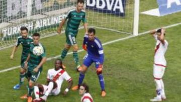 Westermann y Rubén Castro castigan al Rayo en Vallecas