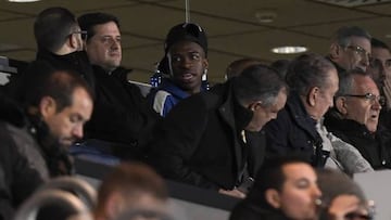 Vinicius, con Juni Calafat siguiendo el derbi de filiales en Valdebebas.