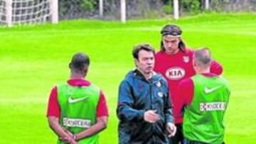 <b>INTENSO. </b>Abel aleccionaba ayer así a sus jugadores que escuchaban con atención.