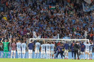 Los jugadores del Celta saludan a sus aficionados tras finalizar el partido contra el Barcelona.