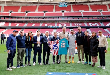 Directivos del Atlético de Madrid y Miami Dolphins junto con el alcalde de Madrid, José Luis Martínez-Almeida.