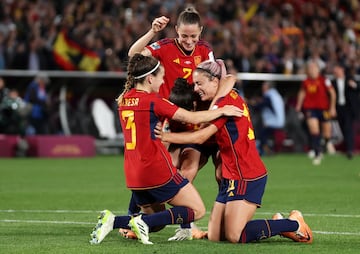 Las jugadoras celebran el primer Mundial de Fútbol Femenino para la selección española. 