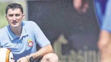 <b>SERÁ INFORMADO. </b>Ernesto Valverde conocerá de primera mano cómo le están arreglando el equipo con los fichajes que ha pedido. Pese a todo, el técnico está tranquilo.