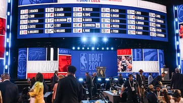 New York (United States), 27/06/2024.- The final draft choices are listed on screen during the NBA Draft at the Barclays Center in the Brooklyn borough of New York, New York, USA, 26 June 2024. (Baloncesto, Nueva York) EFE/EPA/SARAH YENESEL SHUTTERSTOCK OUT