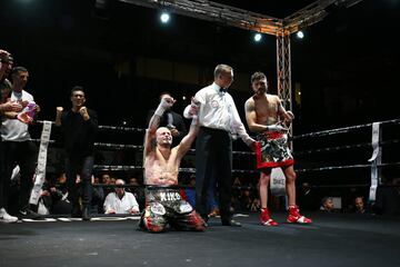 Kiko "La Sensación" Martínez celebra su victoria como campeón de Europa en peso pluma.