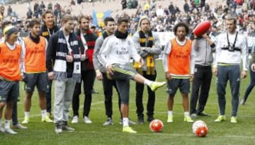 Cristiano Ronaldo pelotea con un balón de fútbol australiano.