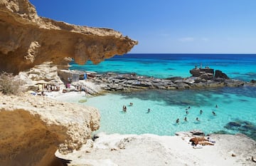 Tampoco podíamos dejar de incluir la bellísima cala Calò des Mort (Formentera), una ensenada que está ubicada en la parte más oriental de la bahía de Migjorn y que puede considerarse casi una piscina. Es una auténtica delicia, pero recuerda llevar agua y comida porque no hay nada cerca.