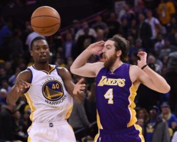 Ryan Kelly lucha por el balón con Harrison Barnes.