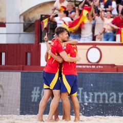 España debuta con una incómoda victoria