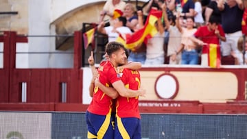 España debuta con una incómoda victoria