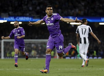 Carlos Henrique Casemiro, la ¡®C¡¯ de la ¡®CMK¡¯. En la D¨¦cima a¨²n no era titular, pero dej¨® encandilado al madridismo en Dortmund. El brasile?o sali¨® en la vuelta de los cuartos de final para tratar de detener la ofensiva germana. El Borussia Dortmund hab¨ªa recortado la distancia en la eliminatoria (ganaban 2-0 y estaban a otro gol de igualar el resultado en el Bernab¨¦u), y Ancelotti dio entrada a un Casemiro de 22 a?os en el lugar de ?ngel Di Mar¨ªa. Los 18 minutos que estuvo en el terreno de juego fueron de sobresaliente: cuatro recuperaciones, s¨®lo dos p¨¦rdidas y una falta cometida. Despu¨¦s fue recomprado desde el Oporto y no se perdi¨® ninguna de las cuatro Champions posteriores, con gol incluido en la Duod¨¦cima en lo que fue el 1-2 ante la Juventus.