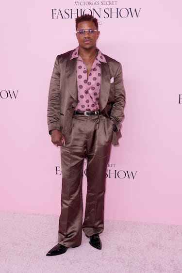 Jeremy Pope posa en la alfombra del Victoria's Secret Fashion Show 2025.