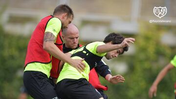 Saveljich e Isi tratan de robar el bal&oacute;n a Pozo en una sesi&oacute;n.