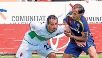 <b>PUGNA. </b>Santos es agarrado por Robert en la lucha por un balón.