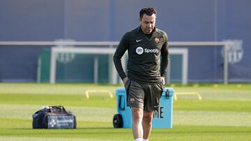 GRAFCAT5745. BARCELONA, 27/10/2023.- El entrenador del FC Barcelona, Xavi Hernández, durante el entrenamiento que el equipo azulgrana ha realizado este viernes en la ciudad deportiva Joan Gamper para preparar el clásico de LaLiga que mañana disputará ante el Real Madrid en el estadio olímpico Lluis Companys. EFE/Quique García
