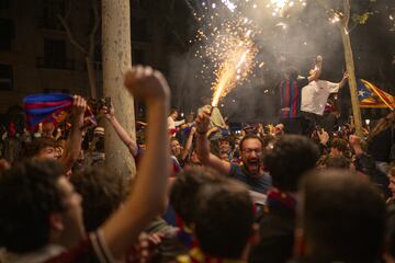 Cientos de aficionados del Ftbol Club Barcelona celebran en la fuente de Canaletas, uno de los lugares emblemticos de la ciudad, la conquista de LaLiga 2025 tras la victoria 2-0 sobre el RCD Espanyol.