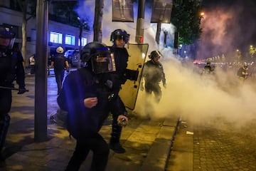 Policía sa tratando de frenar los disturbios provocados por aficionados del PSG en los Campos Elíseos.