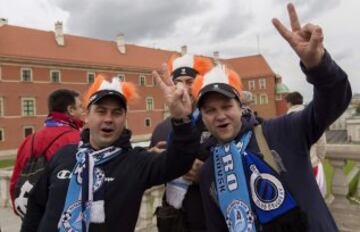 Miles de seguidores del Sevilla han llenado de colorido las calles de la capital polaca a la espera del partido.