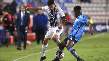 AME6726. PACHUCA (MÉXICO), 20/10/2022.- Oscar Murillo de Pachuca (d), disputa el balón con Arturo González de Monterrey (i), durante el partido de ida de la semifinal del torneo Apertura 2022 de la Liga MX entre Tuzos Pachuca y Rayados Monterrey hoy, en el estadio Hidalgo de la ciudad de Pachuca (México). EFE/David Martinez Pelcastre