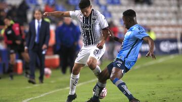 AME6726. PACHUCA (MÉXICO), 20/10/2022.- Oscar Murillo de Pachuca (d), disputa el balón con Arturo González de Monterrey (i), durante el partido de ida de la semifinal del torneo Apertura 2022 de la Liga MX entre Tuzos Pachuca y Rayados Monterrey hoy, en el estadio Hidalgo de la ciudad de Pachuca (México). EFE/David Martinez Pelcastre
