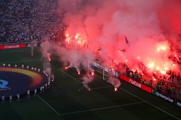 La afición del Marsella encendió el campo con bengalas