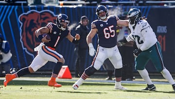 Chicago (United States), 18/12/2022.- Chicago Bears quarterback Justin Fields (L) runs the ball as Chicago Bears center Cody Whitehair (C) blocks Philadelphia Eagles defensive tackle Linval Joseph (R) during the NFL game between the Philadelphia Eagles and the Chicago Bears at Soldier Field in Chicago, Illinois, USA, 18 December 2022. (Estados Unidos, Filadelfia) EFE/EPA/TANNEN MAURY
