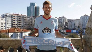 Lucas Boyé, con la camiseta y la bufanda del Celta.