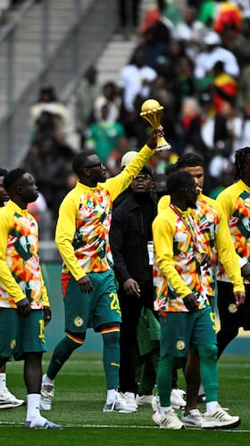Senegal reta a la CAF llevando su trofeo al amistoso contra Perú
