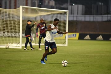 Los dirigidos por Reinaldo Rueda tuvieron su tercer día de prácticas. En la mañana hicieron trabajo de campo mientras que en la tarde se realizó gimnasio y trabajo en cancha.