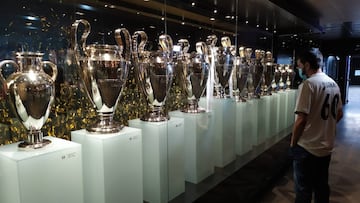 Un visitante contempla ayer las Copas de Europa en el Tour del Bernab&eacute;u.