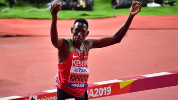 El atleta keniano Conseslus Kipruto celebra su victoria en la prueba de 3.000 obstáculos en los Mundiales de Atletismo de Doha 2019.