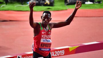 El atleta keniano Conseslus Kipruto celebra su victoria en la prueba de 3.000 obst&aacute;culos en los Mundiales de Atletismo de Doha 2019.