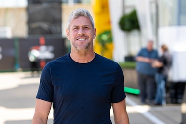 Ant Anstead, presentador de televisión, especialista en motores, constructor de automóviles, diseñador y artista inglés, conocido por copresentar el programa de automoción de Channel 4 "For the Love of Cars" junto a Philip Glenister.
