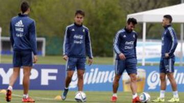 Dybala, en el centro de la imagen, junto a Lavezzi y Demichelis.